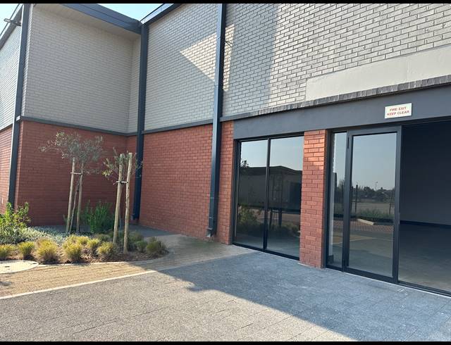 560M² WAREHOUSE TO LET IN ROOIHUISKRAAL NORTH